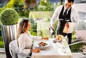 Petit déjeuner et déjeuner servis sur place, restauration en plein air
