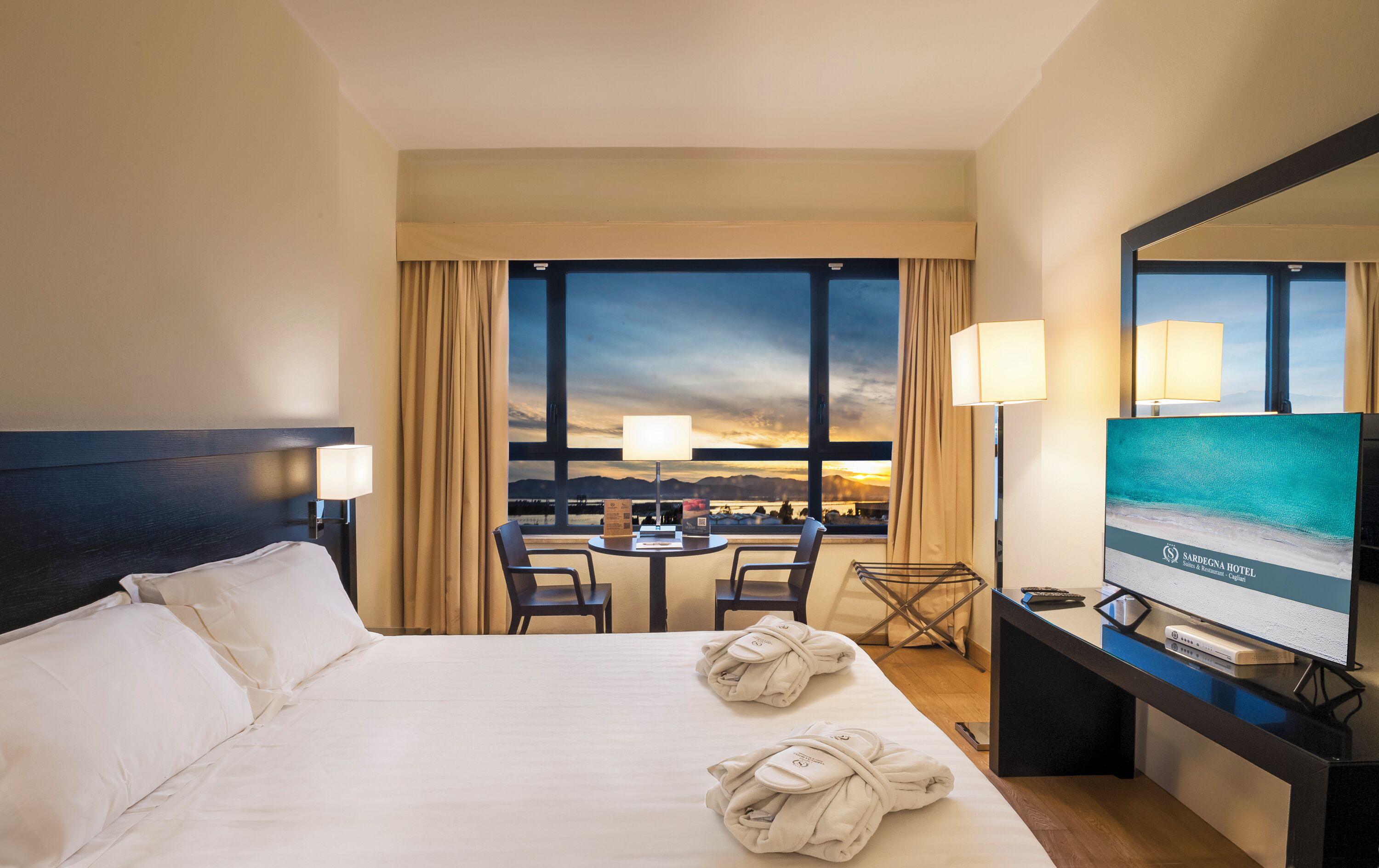 Phòng Superior, 1 giường đôi | Chăn bông, minibar, két bảo mật tại phòng, bàn 