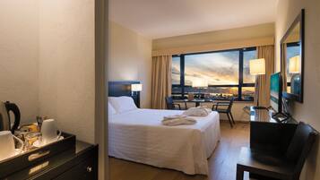 2 bedrooms, premium bedding, down comforters, minibar