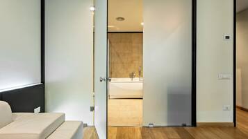 Studiosuite | Badezimmer | Haartrockner, Bidet, Handtücher, Seife