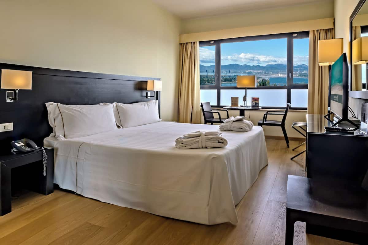 Habitació superior, 1 llit doble | 2 dormitoris, cobrellits, minibar i caixa forta a l'habitació