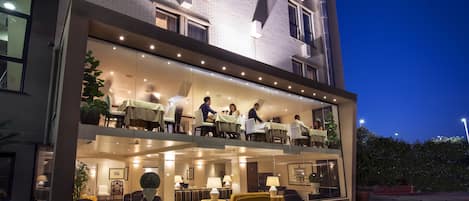 Overnatningsstedets facade – aften/nat