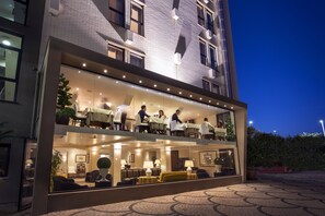 Breakfast, lunch, dinner served; Italian cuisine, alfresco dining 