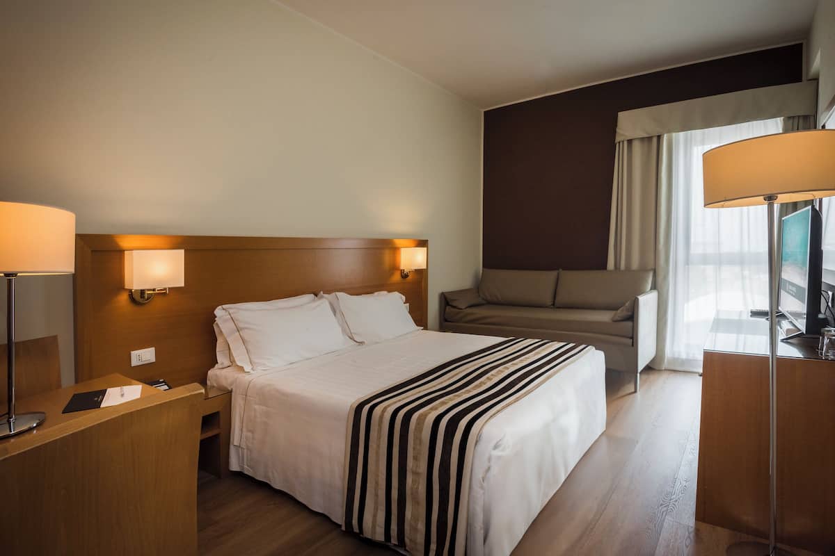 2 bedrooms, premium bedding, down duvets, minibar