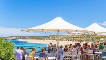 Se sirven cenas, restaurante con mesas al aire libre