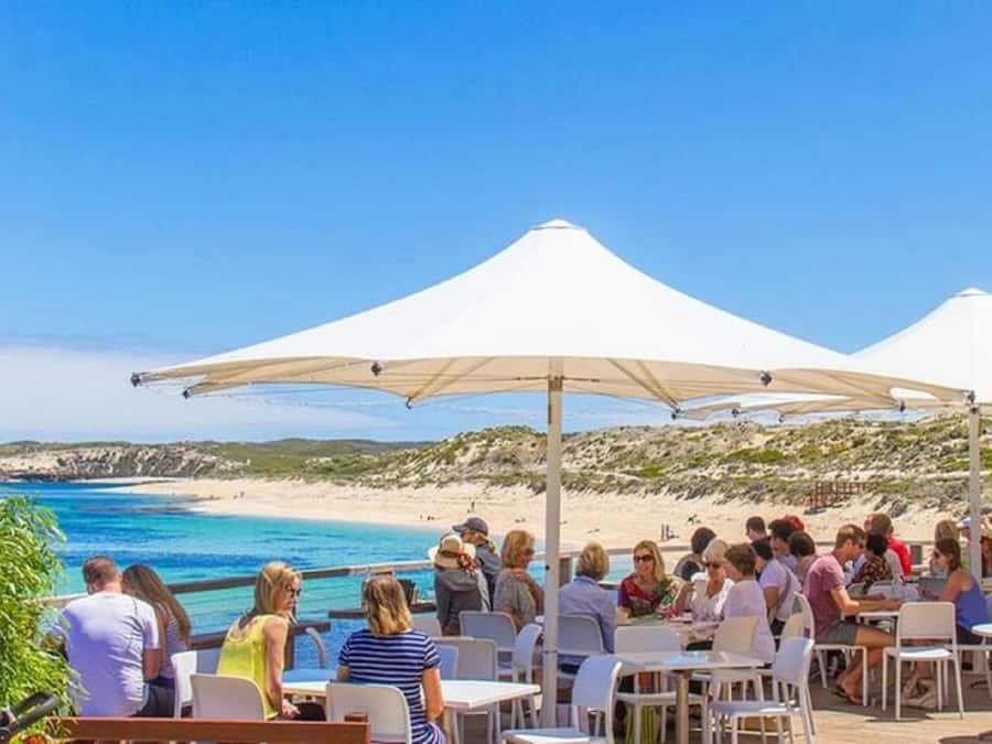 Se sirven cenas, restaurante con mesas al aire libre