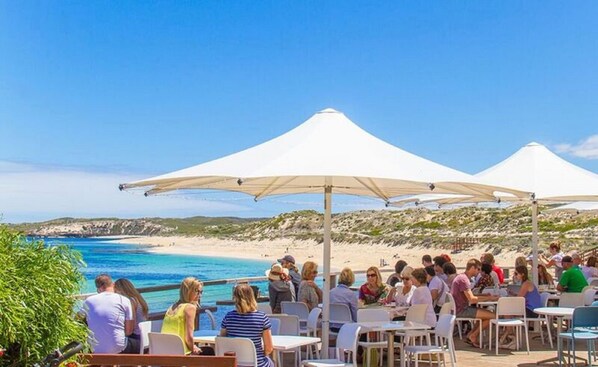 Se sirven cenas, restaurante con mesas al aire libre