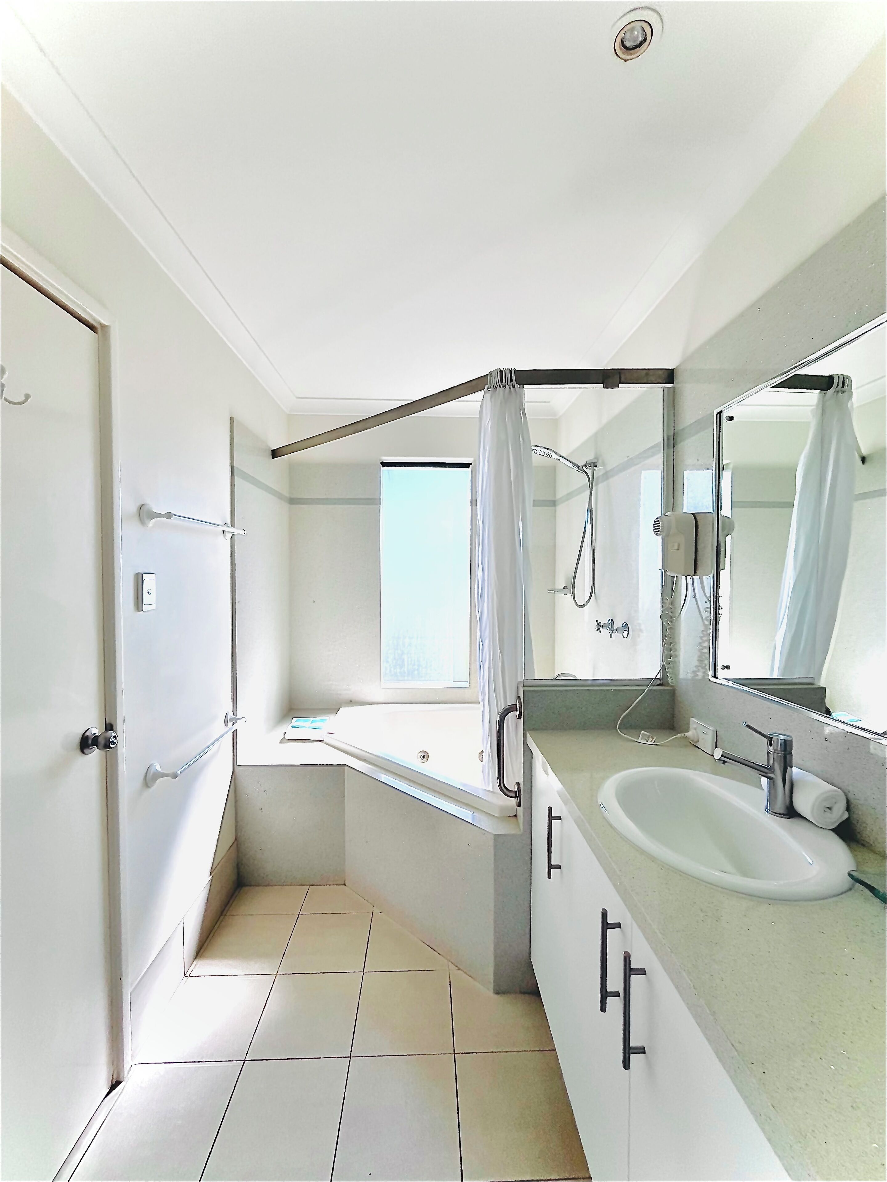 アパートメント 1 ベッドルーム ジェットバス | セーフティボックス (室内)、アイロン / アイロン台、WiFi (無料)、ベッドシーツ