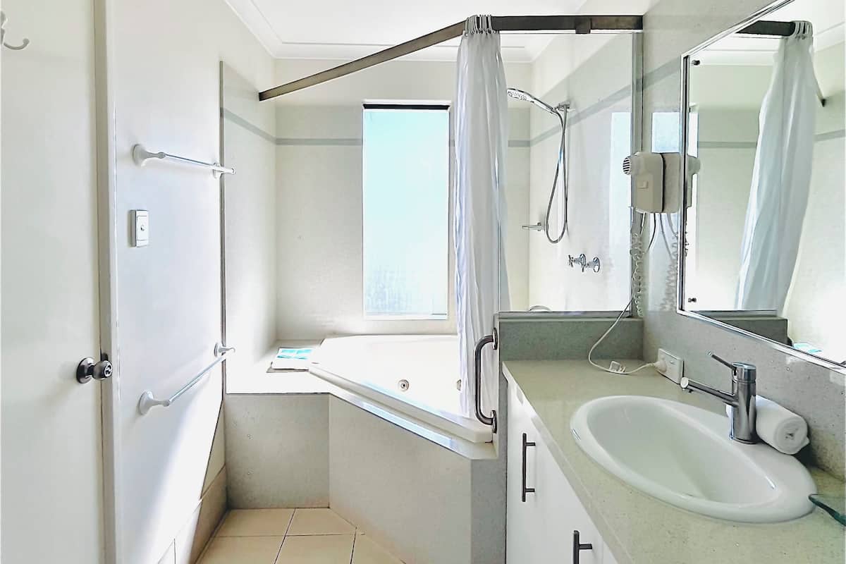 One Bedroom Spa Apartment | In-room safe, iron/ironing board, free WiFi, bed sheets