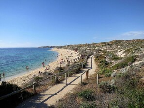 Plage à proximité, sable blanc, serviettes de plage