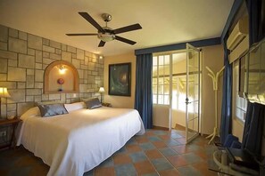 Bộ đồ giường cao cấp, màn/rèm cản sáng, bàn ủi/dụng cụ ủi quần áo 