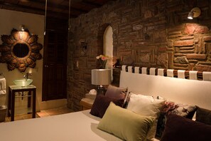 Junior Suite | Bathroom | Free toiletries, hair dryer, bathrobes, towels