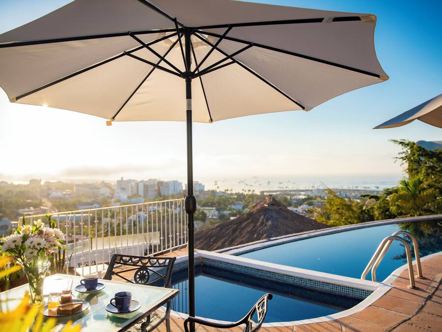 Una piscina al aire libre, tumbonas