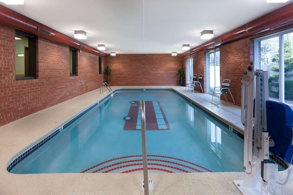 Indoor pool - Baymont by Wyndham Midland (Midland)