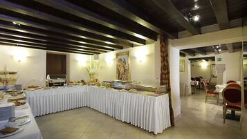 Petit déjeuner continental (20 EUR par personne)