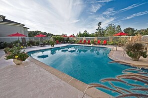 Piscina interna, piscina externa, espreguiçadeiras