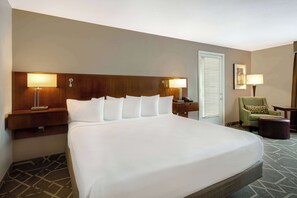 Quarto luxo, 1 cama King, para não fumantes, vista para o campo de golfe | Roupas de cama antialérgicas, escrivaninha