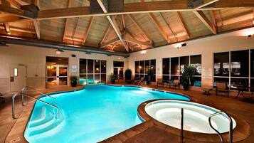 室内游泳池,室外游泳池,日光浴躺椅