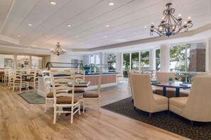 2 restaurants, breakfast served