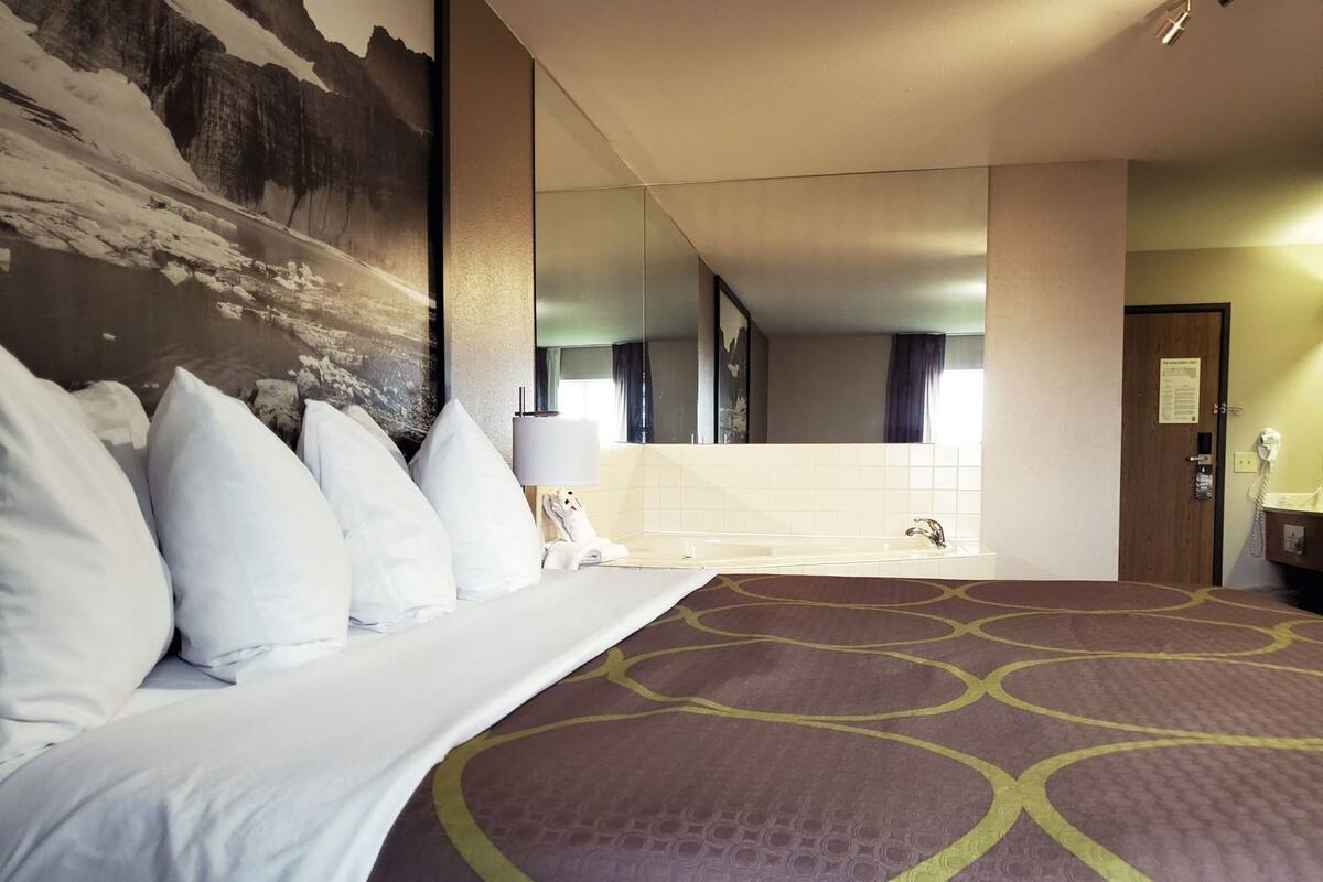 Hypo-allergenic bedding, in-room safe, desk, laptop workspace