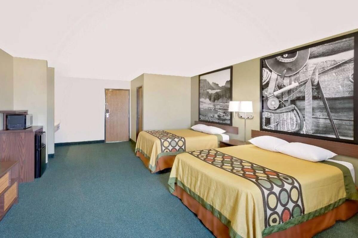 Hypo-allergenic bedding, in-room safe, desk, laptop workspace