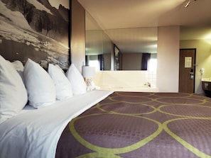 Chambre, 1 très grand lit, non-fumeurs, baignoire à jets | Literie hypoallergénique, coffres-forts dans les chambres, bureau