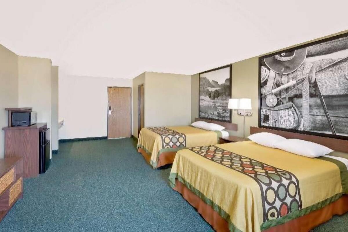 Hypo-allergenic bedding, in-room safe, desk, laptop workspace