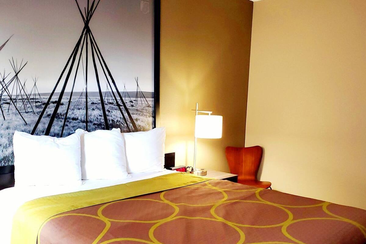 Hypo-allergenic bedding, in-room safe, desk, laptop workspace