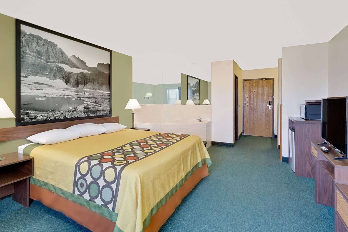 Hypo-allergenic bedding, in-room safe, desk, laptop workspace