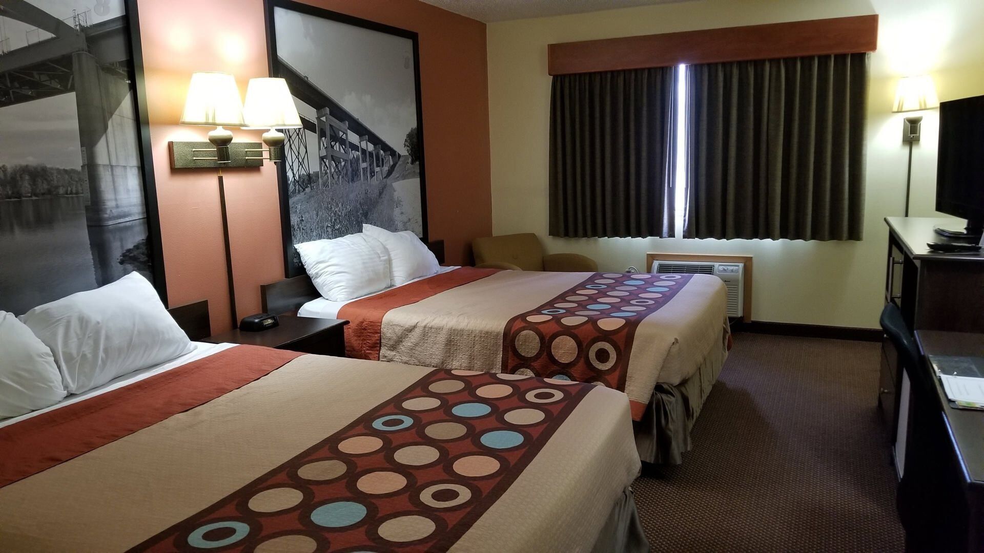 Een bureau, verduisterende gordijnen, een strijkplank/strijkijzer