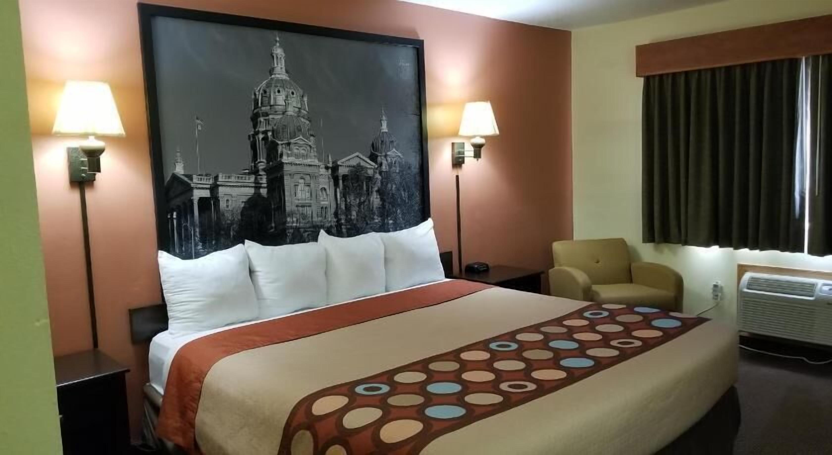 Een bureau, verduisterende gordijnen, een strijkplank/strijkijzer