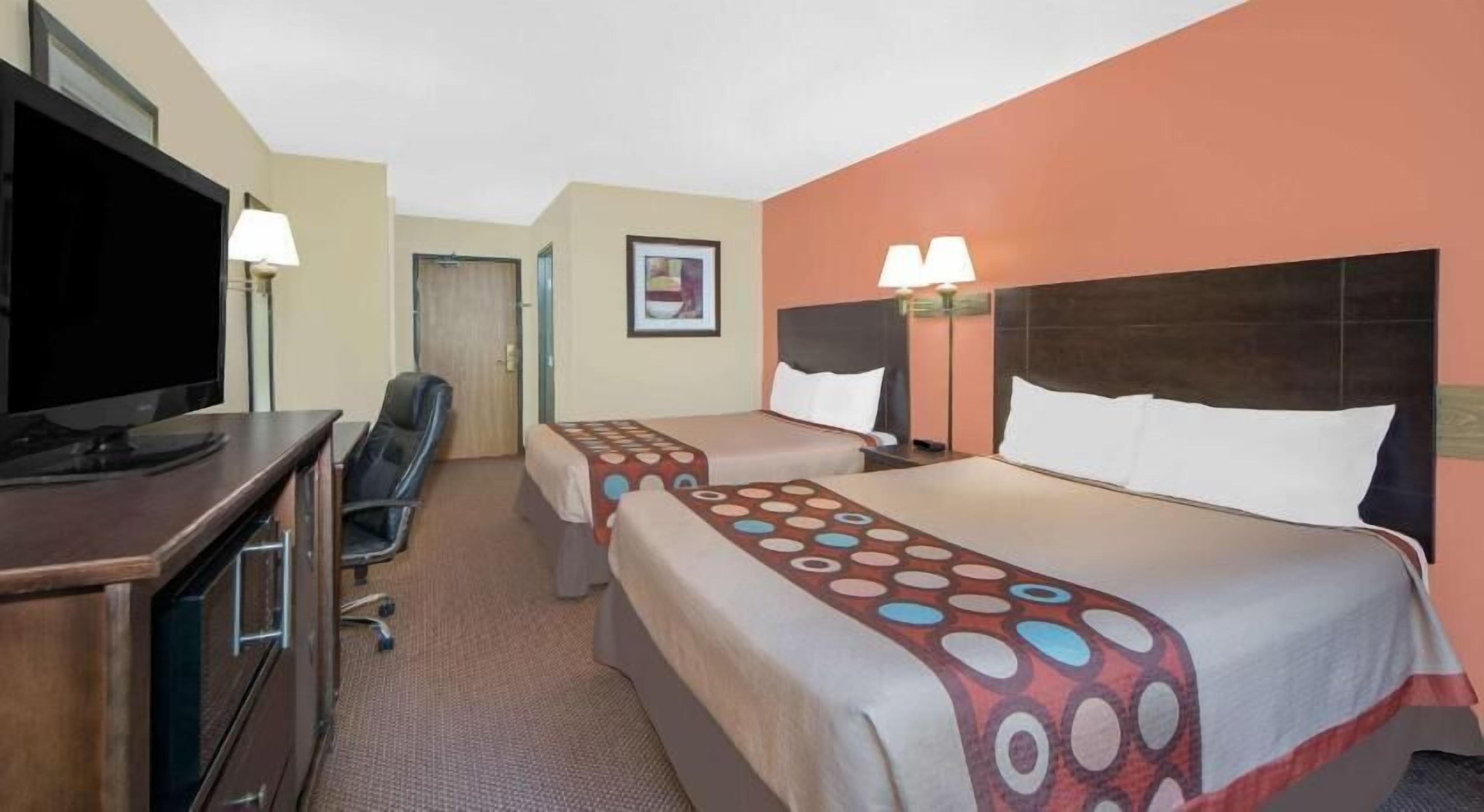 Een bureau, verduisterende gordijnen, een strijkplank/strijkijzer