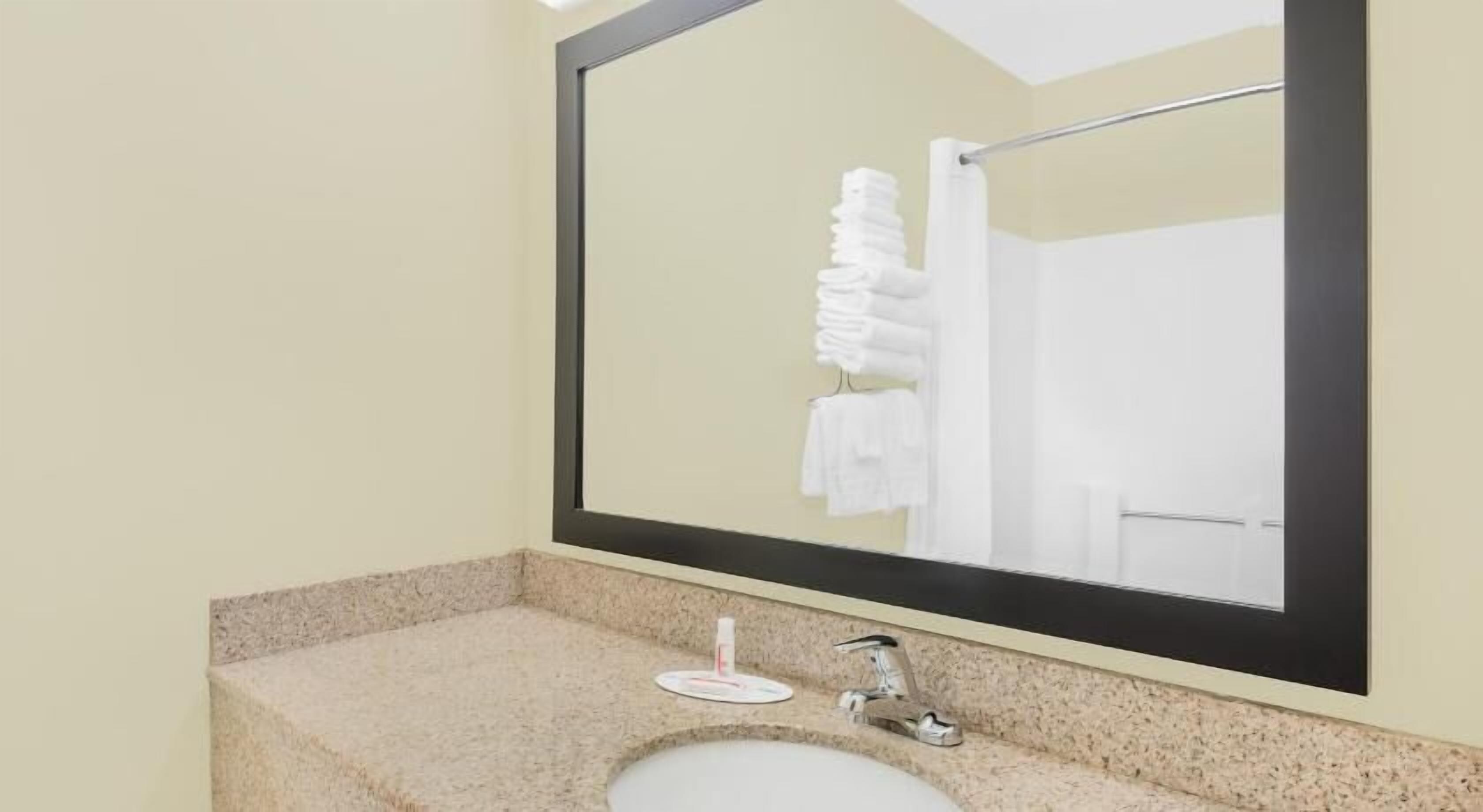 Badkamer | Een haardroger, handdoeken