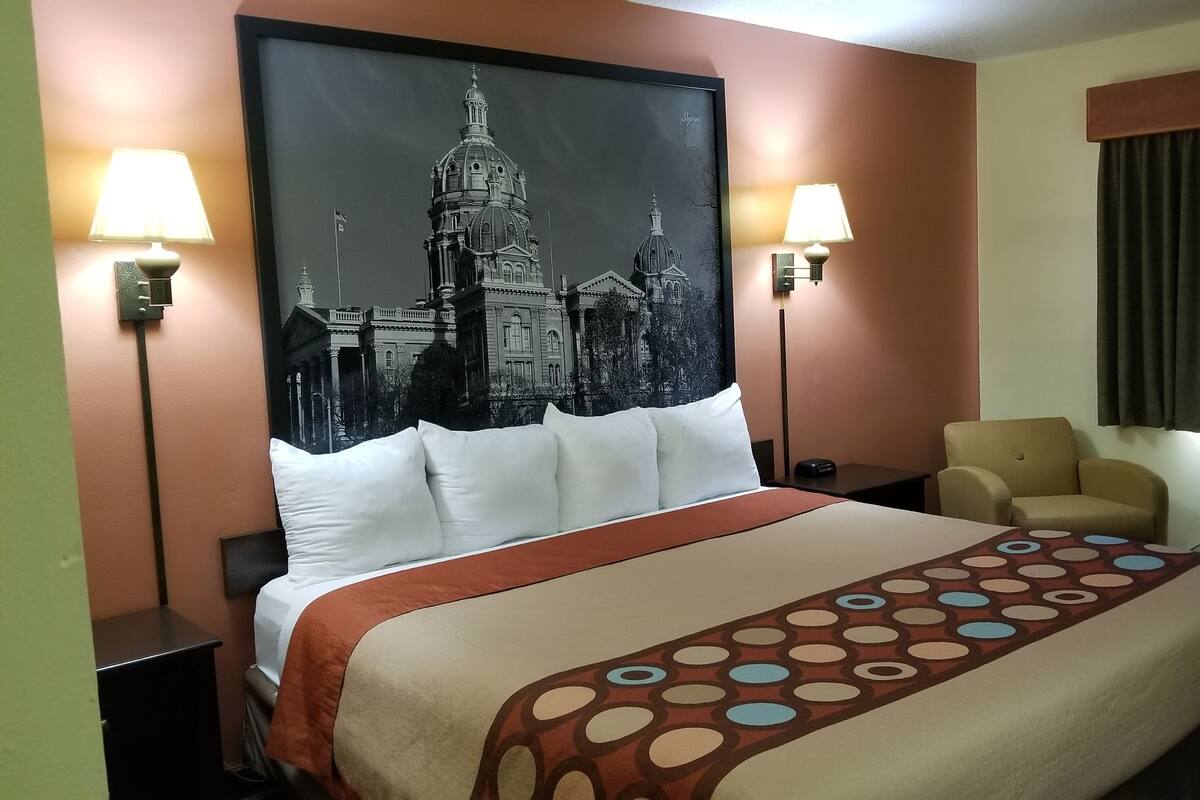Escritorio, cortinas opacas, tabla de planchar con plancha