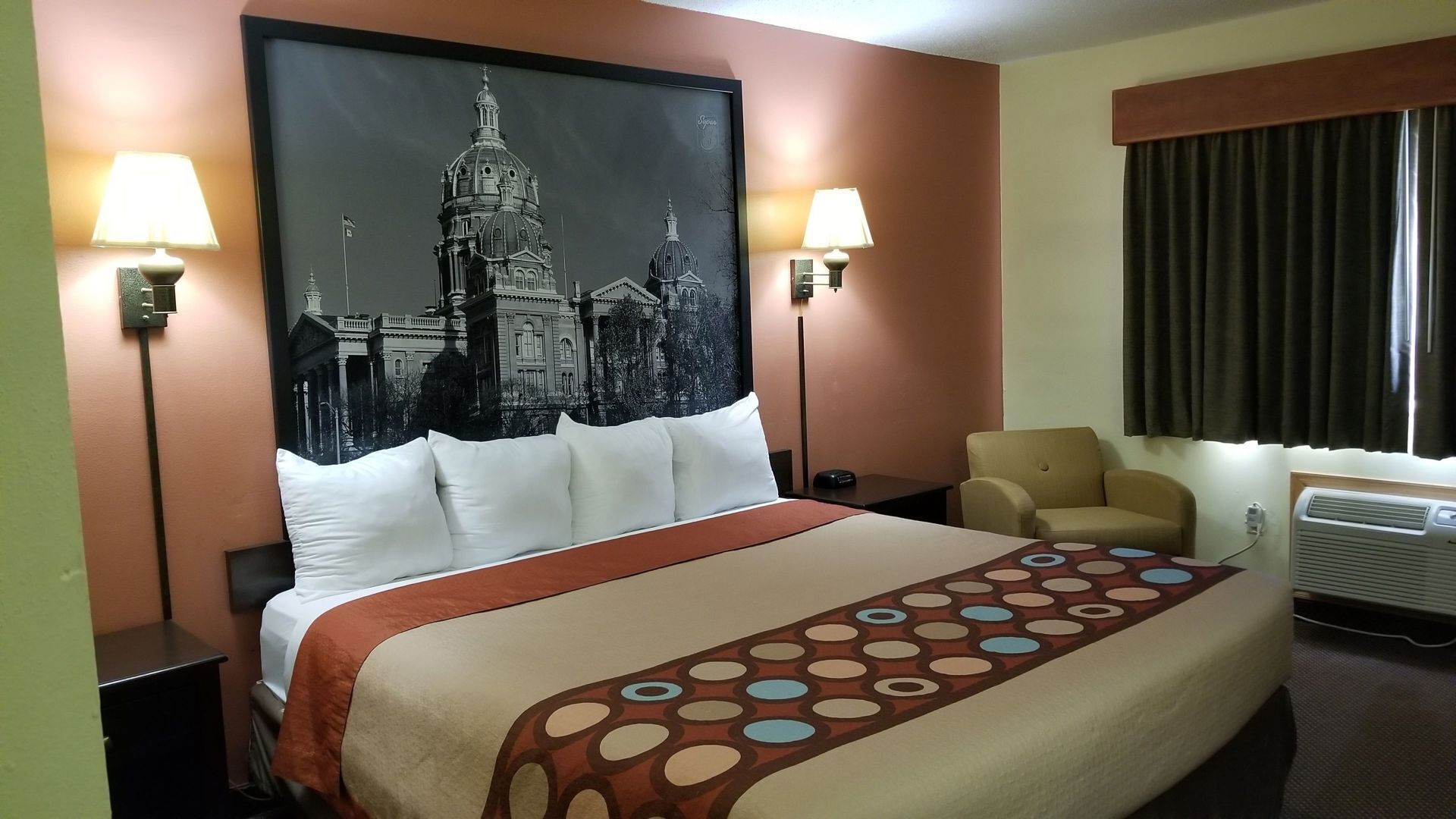 Een bureau, verduisterende gordijnen, een strijkplank/strijkijzer