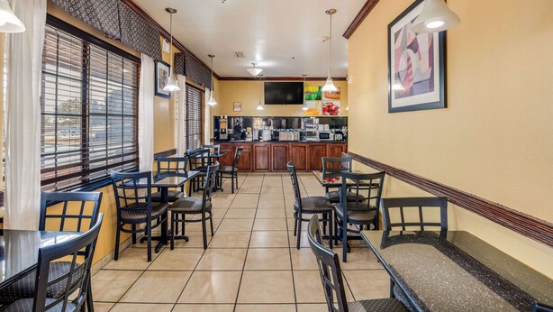 A restaurant with tables and chairs arranged for dining. - Econo Lodge Lubbock I-27 (Lubbock)