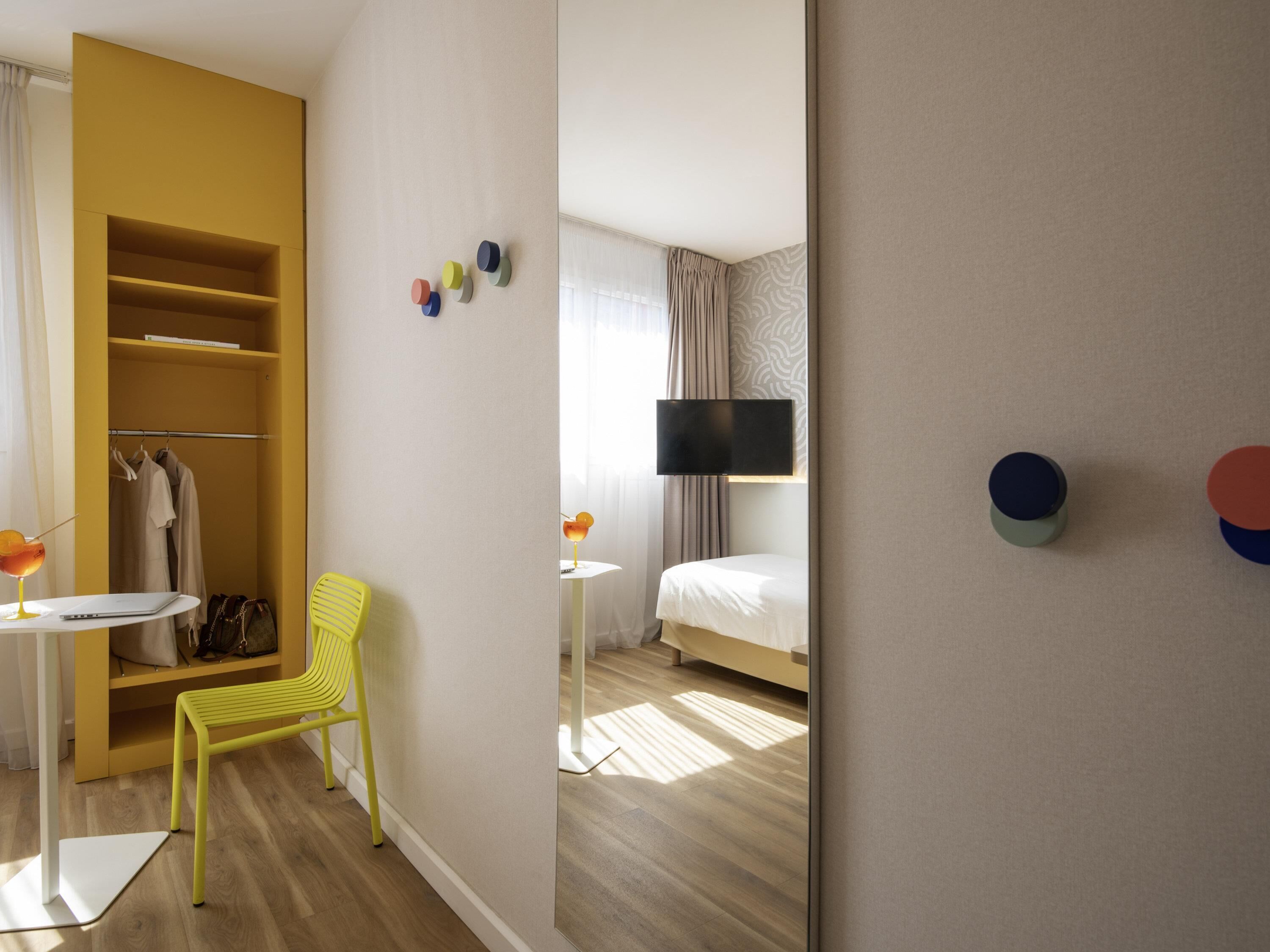 in-room safe, desk, laptop workspace, blackout curtains