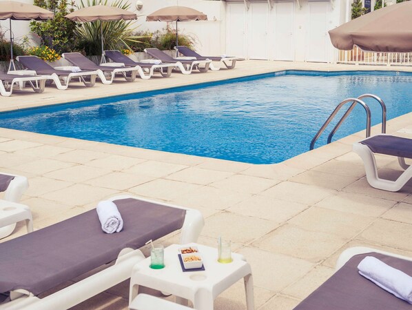 Piscine extérieure (ouverte en saison), parasols de plage