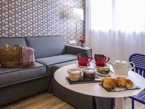 Brankas, meja kerja, ruang kerja ramah laptop, dan tirai kedap cahaya