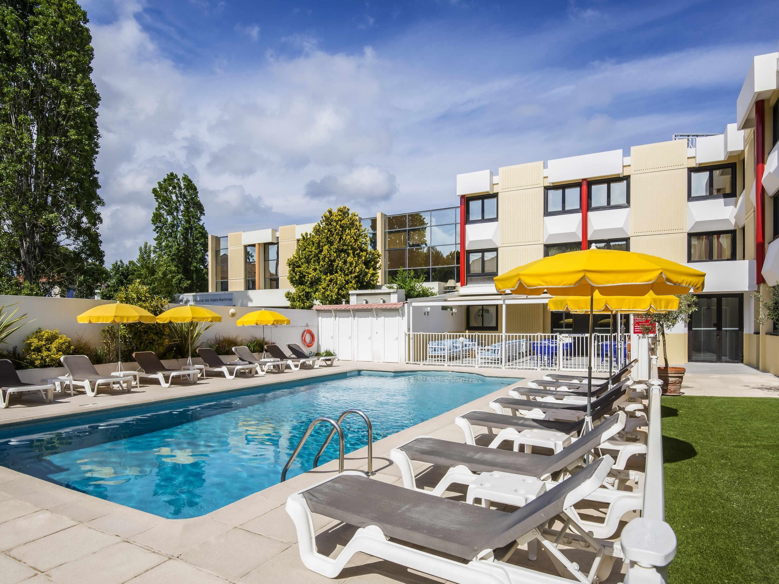 Piscine extérieure (ouverte en saison), parasols de plage