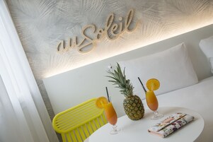 Caja de seguridad en la habitación y escritorio 