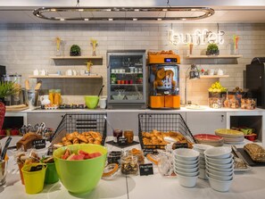 Desayuno buffet todos los días (EUR 10 por persona) 