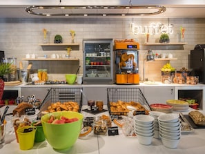 Petit déjeuner buffet (10 EUR par personne)