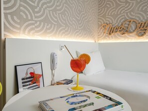 客房內保險箱、書桌、筆電工作空間、遮光布/窗簾