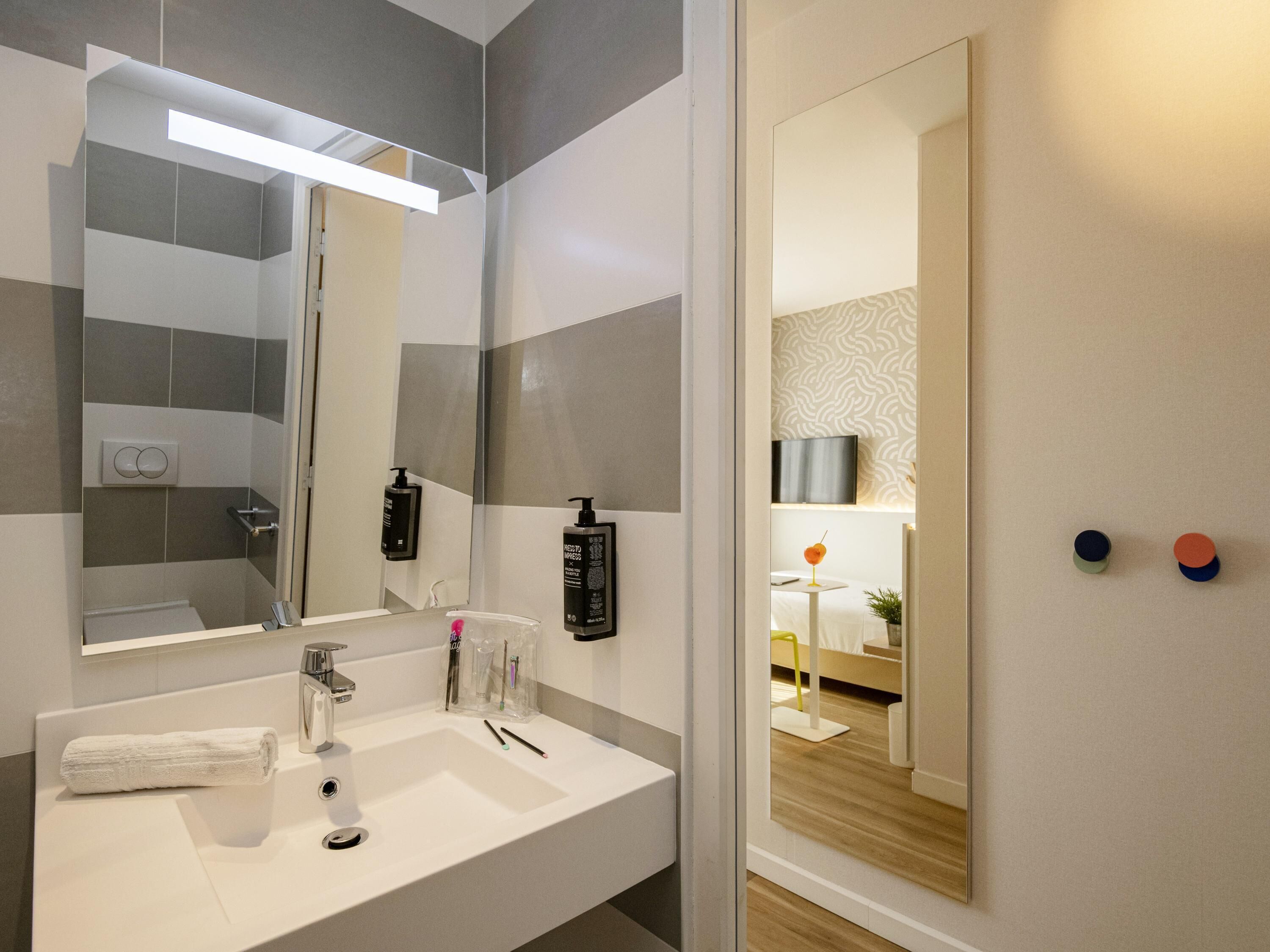 in-room safe, desk, laptop workspace, blackout curtains