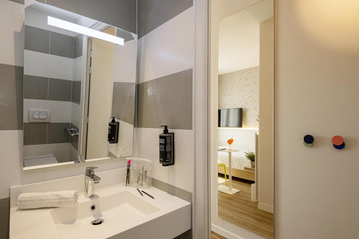 in-room safe, desk, laptop workspace, blackout curtains