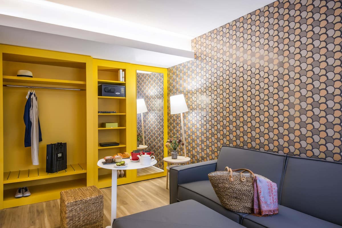 in-room safe, desk, laptop workspace, blackout curtains