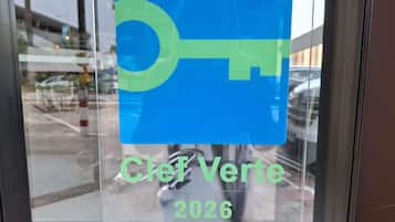 A sign with a key symbol and the text 'Clef Verte 2026' on a glass window.