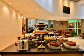 Un buffet con diversi dolci e un tostapane su un bancone.