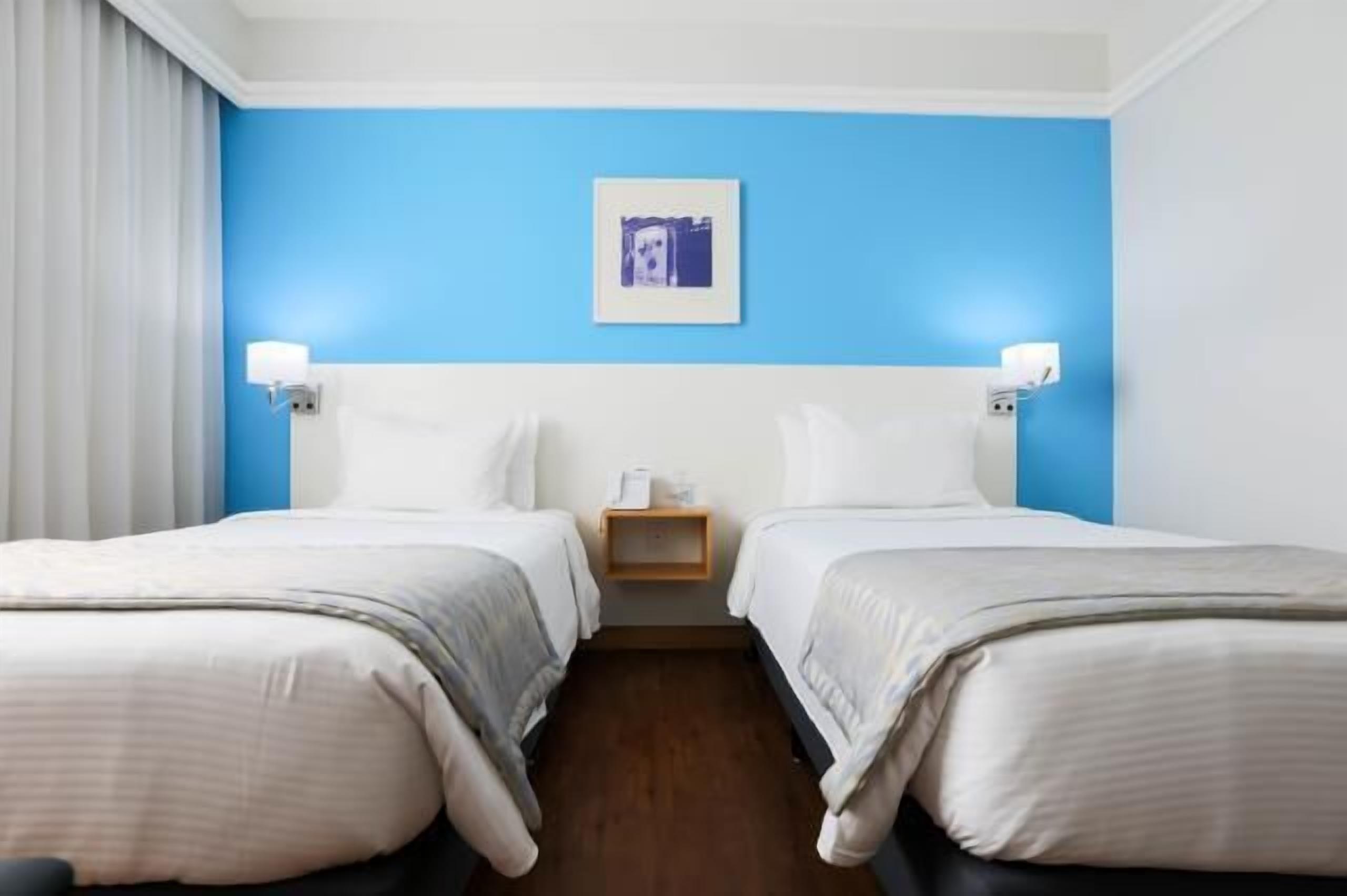 Minibar, coffres-forts dans les chambres, bureau, rideaux occultants